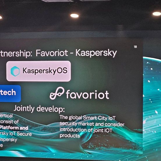 Die Folie zeigt eine Partnerschaft zwischen Favorit und Kaspersky, die sich auf Smart-City-IoT-Sicherheit konzentriert. Es enthält Logos für Favorit und KasperskyOS. Der Text hebt die gemeinsame Entwicklung von vertikalen Plattformen und IoT-Sicherheitsprodukten hervor.