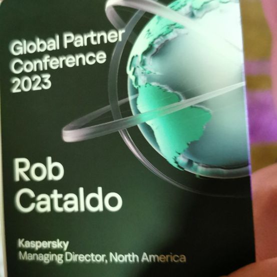 Konferenzausweis für die Global Partner Conference 2023 mit einer Erde und dem Namen Rob Cataldo, Managing Director, North America für Kaspersky.