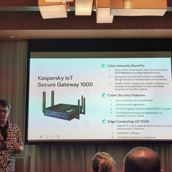 Eine Präsentation über ein Cybersicherheits-Gateway zeigt Vorteile wie reduzierte Bedrohungen und Kosten, vereinfachte Architektur und schnellere Integration. Funktionen umfassen Geräteerkennung, Sicherheitsereignisregistrierung und Schutz vor Netzwerkangriffen.