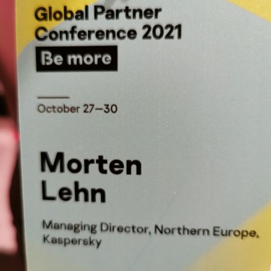 Konferenzausweis für die Global Partner Conference 2021 vom 27. bis 30. Oktober. Es zeigt den Namen Morten Lehn, Geschäftsführer für Nordeuropa bei Kaspersky.
