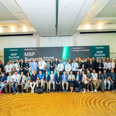 Eine große Gruppe von Personen posiert für ein Foto vor einem Banner, das MSP Summit 2025 in Cartagena, Kolumbien, anzeigt.