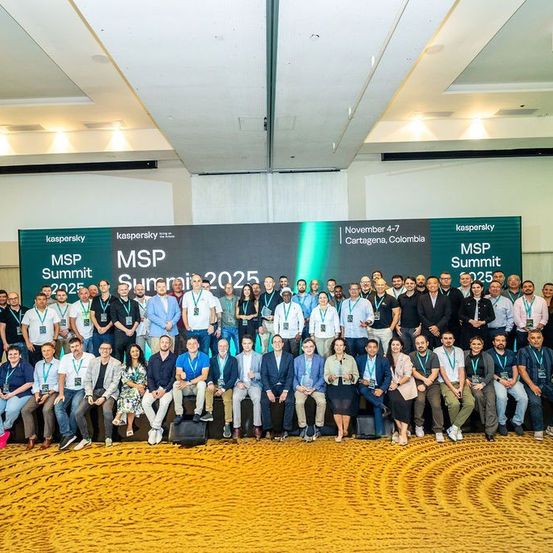 Eine große Gruppe von Personen posiert für ein Foto vor einem Banner, das MSP Summit 2025 in Cartagena, Kolumbien, anzeigt.
