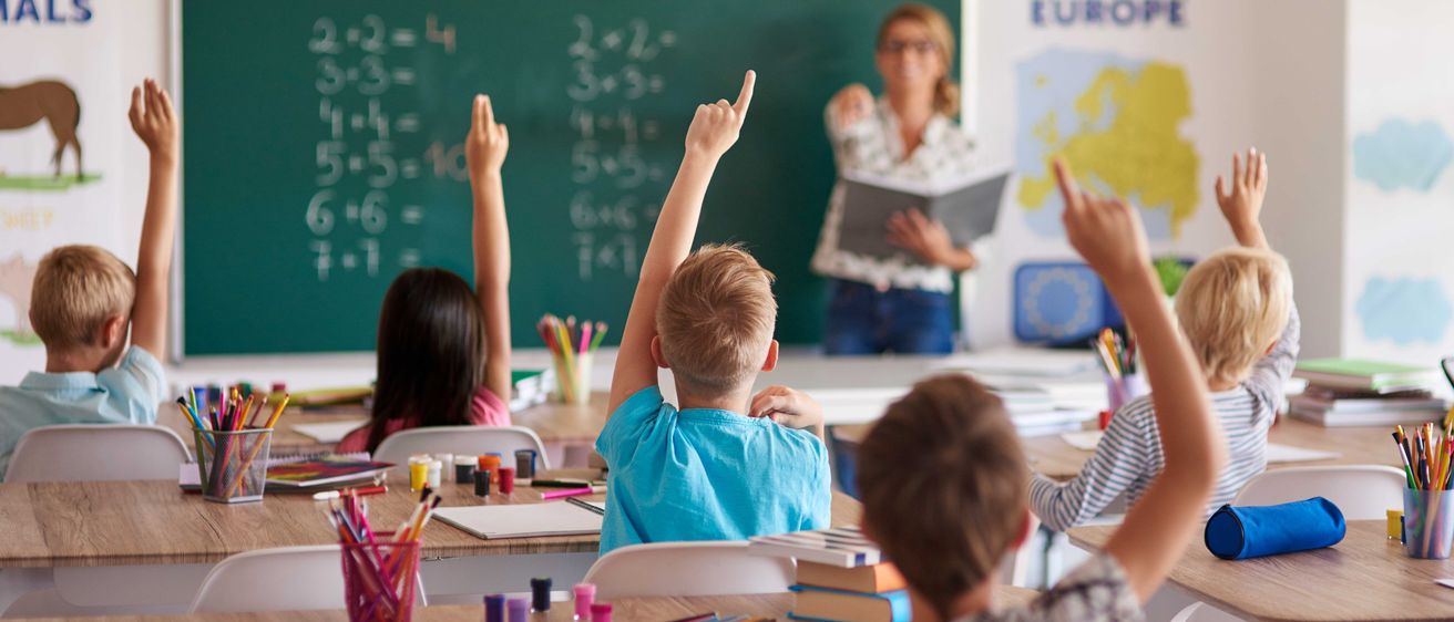 Bild enthält, Person, Student, Boy, Child, Male, Female, Girl, Face, Head, Blackboard