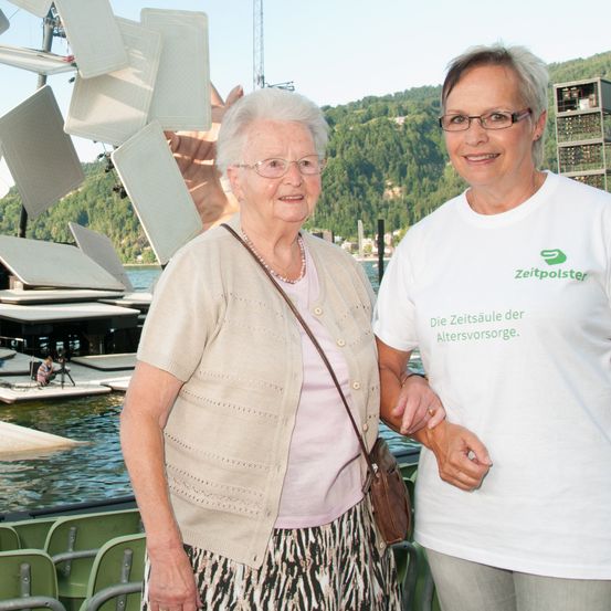 Bild enthält, T-Shirt, Opera House, Adult, Male, Man, Person, Female, Woman, Face, City