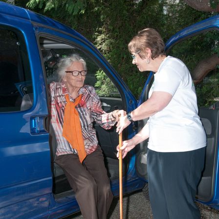 Bild enthält, Adult, Male, Man, Person, Glasses, Car, Face, Alloy Wheel, Hand, Stick