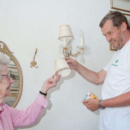 Bild enthält, Lamp, Chandelier, Adult, Male, Man, Person, Face, Head, Tape