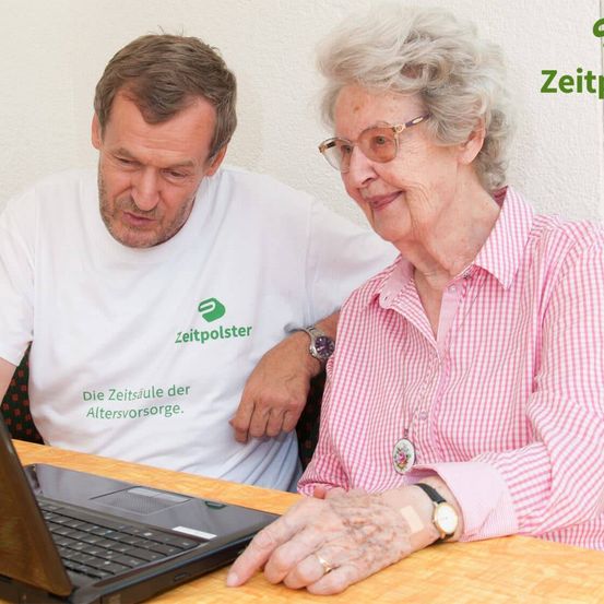 Bild enthält, Computer, Electronics, Laptop, Pc, Adult, Male, Man, Person, Female, Woman