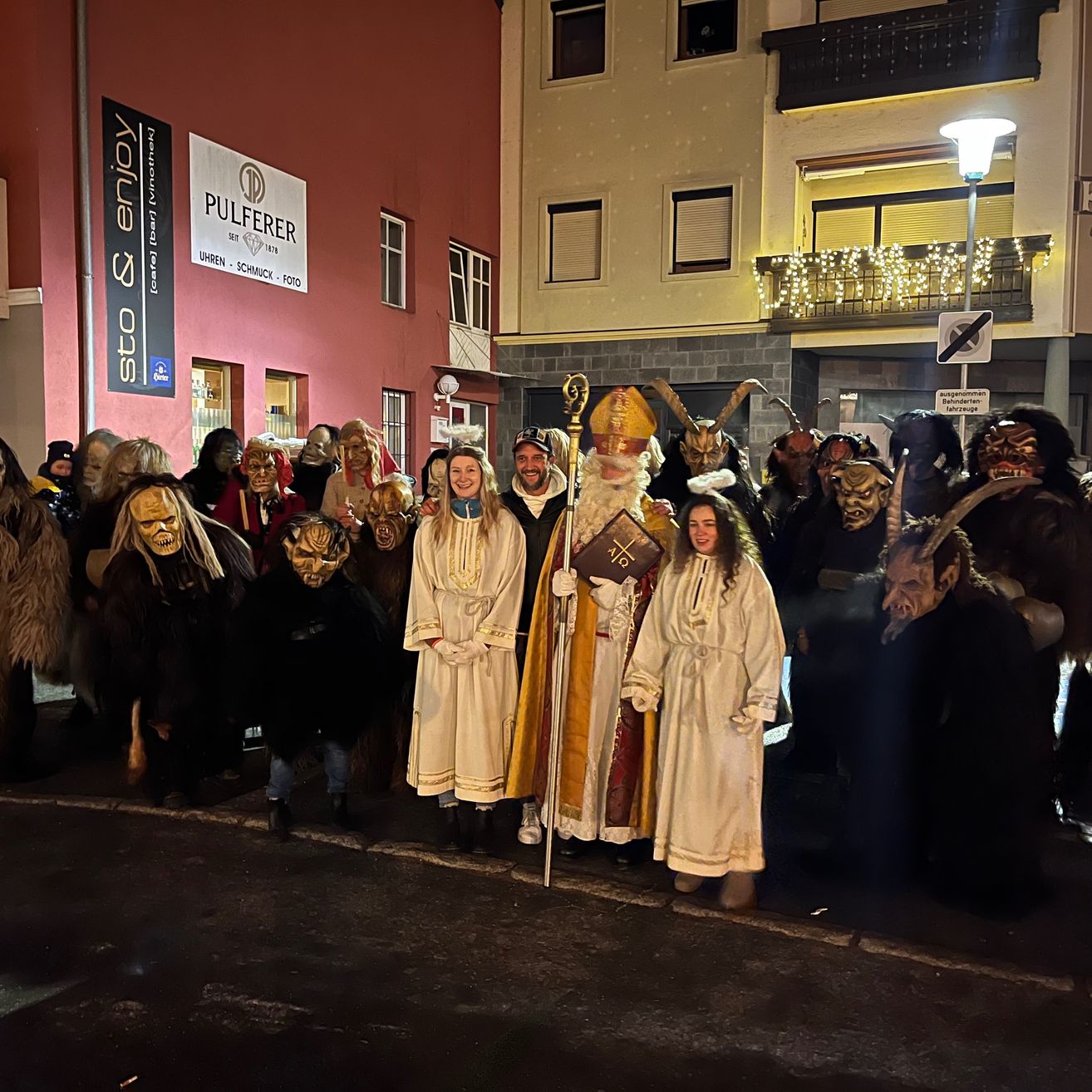 Bild enthält, Coat, Adult, Female, Person, Woman, Fashion, People, Dress, Bride, Formal Wear