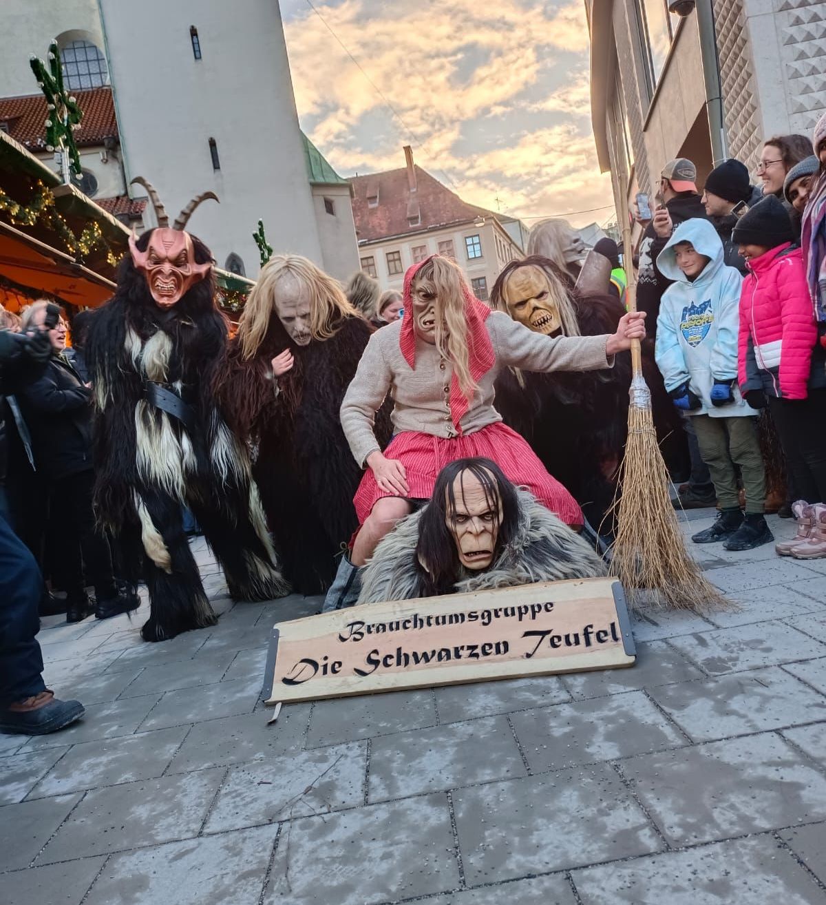 Bild enthält, People, Person, Adult, Female, Woman, Urban, Clothing, Glove, Festival, Face