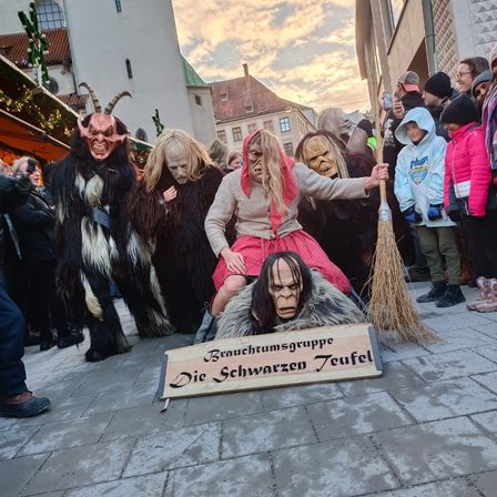 Bild enthält, People, Person, Adult, Female, Woman, Urban, Clothing, Glove, Festival, Face