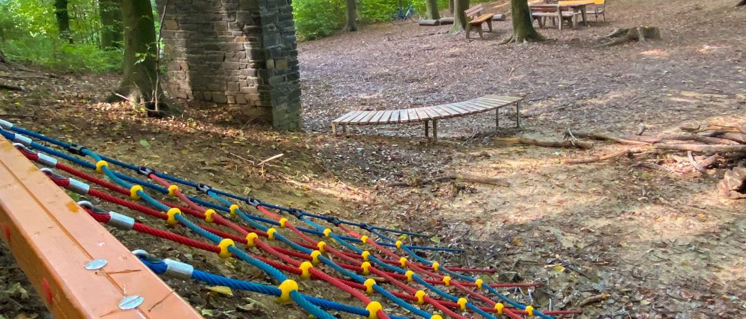 Bild enthält, Outdoors, Shelter, Grove, Tree, Vegetation, Woodland, Furniture, Park, Play Area, Bench