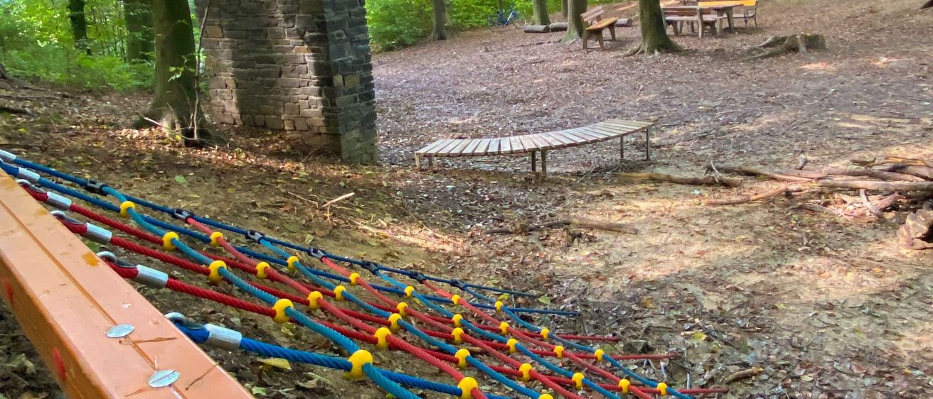 Bild enthält, Outdoors, Shelter, Grove, Tree, Vegetation, Woodland, Furniture, Park, Play Area, Bench