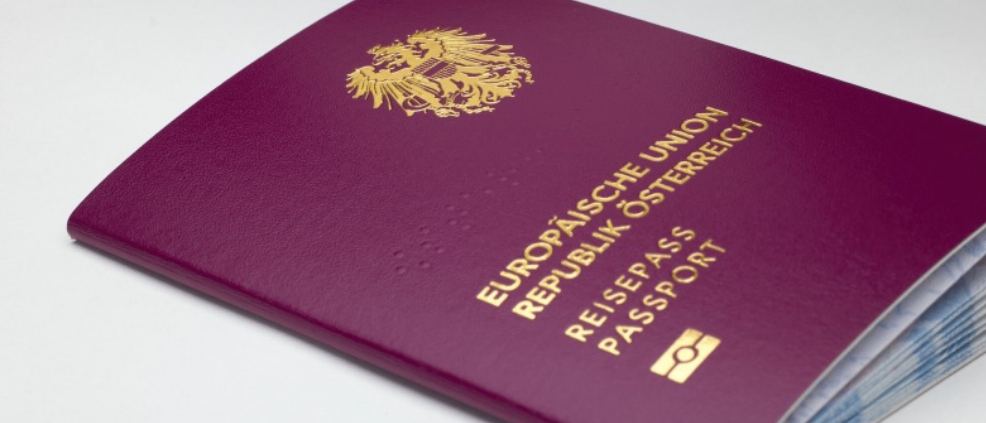 Ein burgunderroter Reisepass der Republik Österreich, ausgestellt von der Europäischen Union, mit goldenem Text und einem goldenen Adlerwappen auf dem Deckblatt.