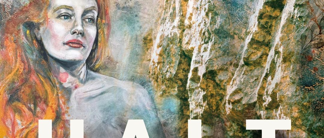 Ein künstlerisches Gemälde zeigt eine Frau mit roten Haaren, die in die Ferne blickt. Vor ihr steht das Wort 'HALT' in weiß geschrieben.