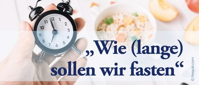 Eine Hand hält einen Wecker, der die Zeit 1:40 anzeigt, mit einem Schüssel voller Essen im Hintergrund und dem Text 'Wie (lange) sollen wir fasten' darüber angezeigt.