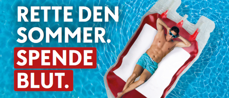 Plakat mit einem Mann auf einem Schwimmring im Pool. Text: 'Spende Blut'. QR-Code rechts. Ort und Zeit: Gleisdorf, Forum Kloster Rathausplatz 5, 17. Juni, 10:00-13:00 und 14:00-19:00.