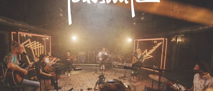 Bild enthält, Concert, Crowd, Person, Group Performance, Music Band, Adult, Male, Man, Lighting, Guitar