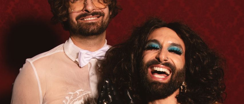 Bild enthält, Head, Person, Face, Happy, Smile, Glove, Laughing, Adult, Male, Man