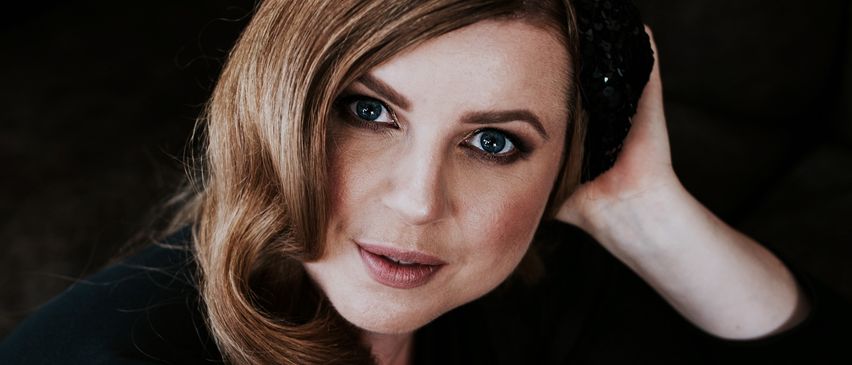 Bild enthält, Face, Head, Person, Photography, Portrait, Smile, Adult, Female, Woman, Formal Wear