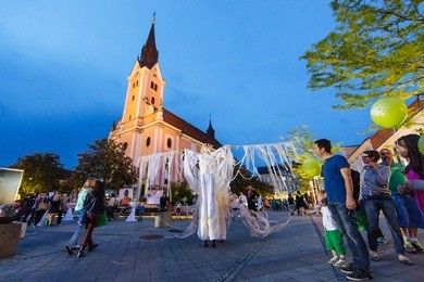 Bild enthält, People, Person, City, Adult, Male, Man, Urban, Jeans, Balloon, Shoe