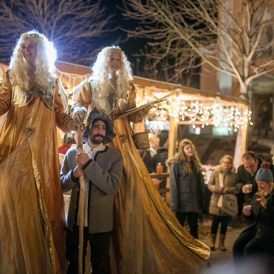 Bild enthält, Lighting, Adult, Bride, Female, Person, Woman, Coat, Male, Man, Urban