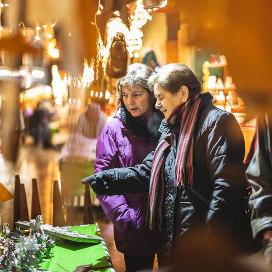 Bild enthält, Coat, Jacket, Pub, Adult, Male, Man, Person, Urban, Lighting, Face