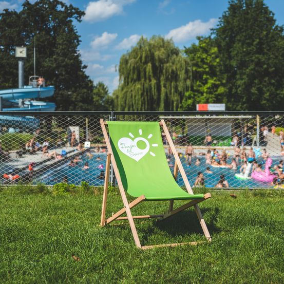 Bild enthält, Grass, Plant, Nature, Outdoors, Park, Chair, Furniture, Person, Lawn, Play Area