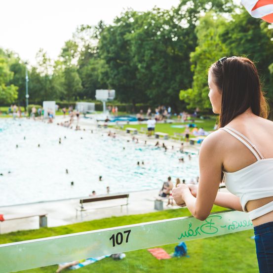 Bild enthält, Back, Person, Adult, Female, Woman, Summer, Hotel, Resort, Swimwear, Jeans