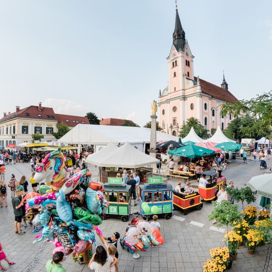 Bild enthält, City, Urban, Person, Architecture, Building, People, Market, Machine, Wheel