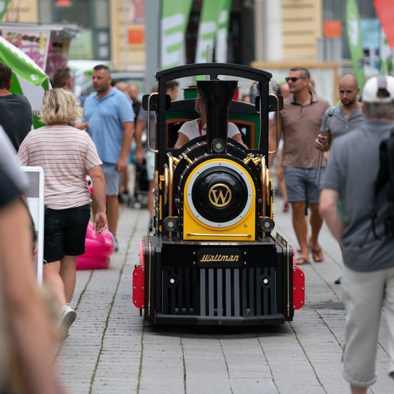 Bild enthält, Shorts, Adult, Male, Man, Person, Shoe, Female, Woman, Face, Glasses