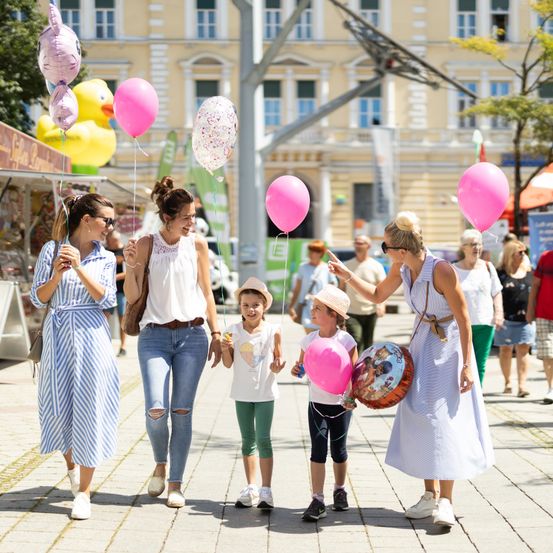 Bild enthält, People, Person, Shorts, Jeans, Balloon, City, Adult, Female, Woman, Skirt