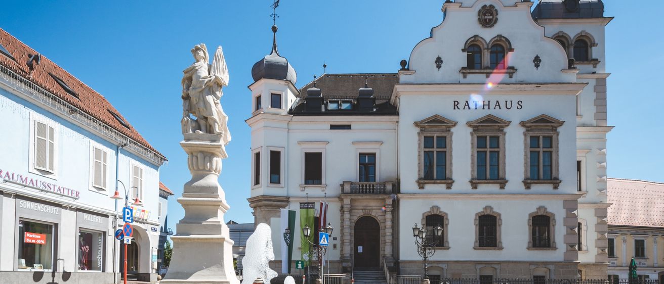 Bild enthält, Architecture, Fountain, Water, Building, Spire, Clock Tower, City, Swimming Pool, Gothic Arch, Person