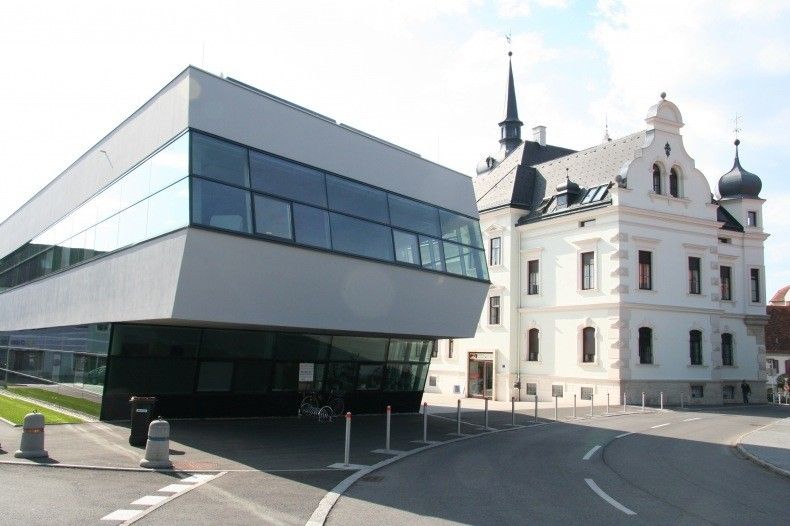 Bild enthält, Architecture, Building, Office Building, City, Road, Street, Urban, Person, Car, Vehicle