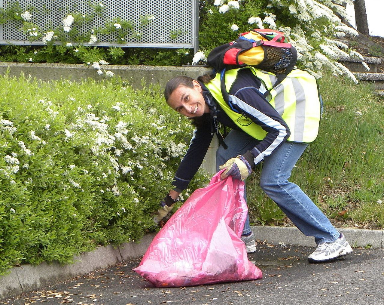 Bild enthält, Glove, Shoe, Bag, Person, Handbag, Pants, Backpack, Coat, Garden, Flower