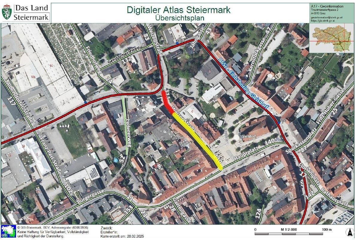 Luftaufnahme einer Stadt mit in Rot und Gelb markierten Straßen, beschriftet mit Straßennamen wie Jahngasse, Weidnerstraße und Hauptplatz. Das Bild ist Teil des Digitalen Atlas von Steiermark und zeigt den Überblicksplan der Stadt mit einem Maßstab von 1:2.000.