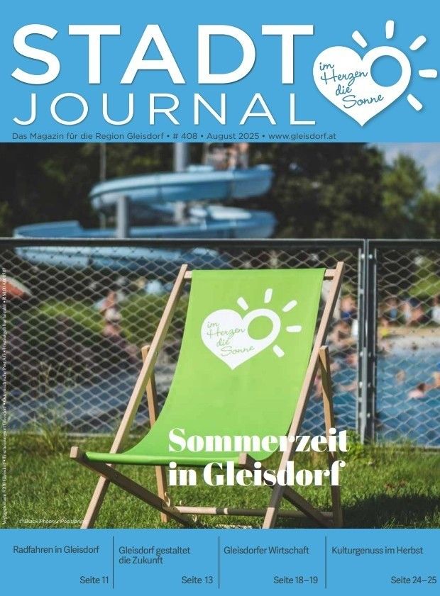 Ein Zeitschriftencover für Stadt Journal in Gleisdorf, das einen grünen Liegestuhl mit Herzdesign zeigt. Im Hintergrund sind ein Wasserrutsche und ein Pool zu sehen. Der Text lautet 'Sommerzeit in Gleisdorf'.