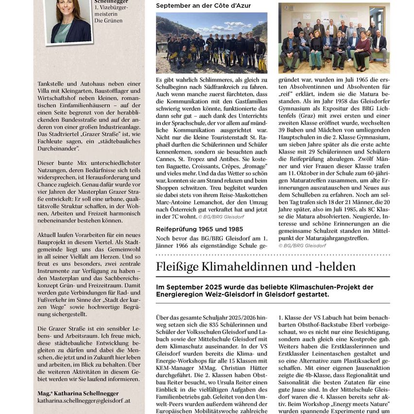 Ein Bild, das eine Mischung aus urbanen und natürlichen Elementen zeigt, einschließlich Gebäude, Straßen, Parks und Grünflächen. Der Hauptfokus liegt auf einer belebten Stadtstraße mit einer Vielzahl von architektonischen Stilen. Verschiedene Fahrzeuge und Menschen sind sichtbar, was auf eine lebendige urbane Umgebung hinweist.