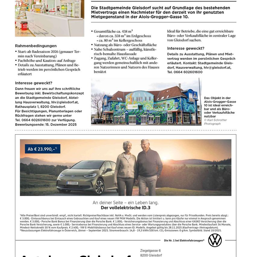 Eine Anzeige für ein Fahrzeug, die dessen Eigenschaften und Preis hervorhebt. Die Anzeige zeigt eine Familie neben dem Auto, um dessen Eignung für den Familiengebrauch zu betonen. Es werden die elektrische Natur, die niedrigen CO2-Emissionen und die hohe Reichweite hervorgehoben. Die Anzeige bietet auch eine Kontaktnummer für Anfragen.