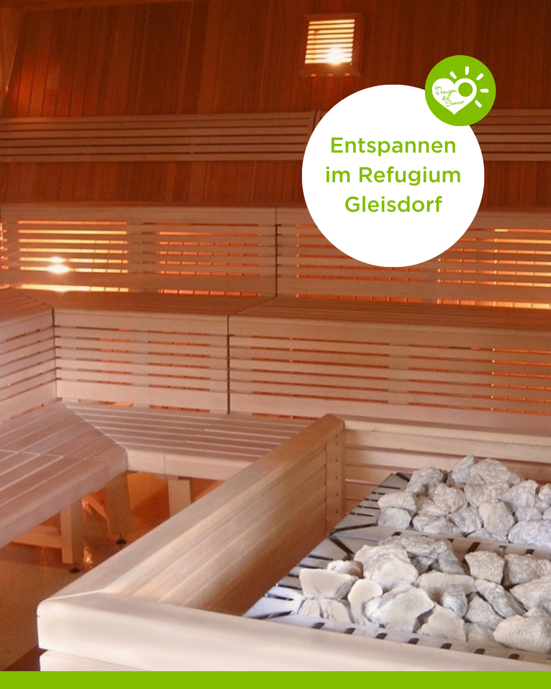 Ein Holzsaunaraum mit Bänken, Steinen und einem leuchtenden Licht. Der Text lautet 'Entspannen im Refugium Gleisdorf'.