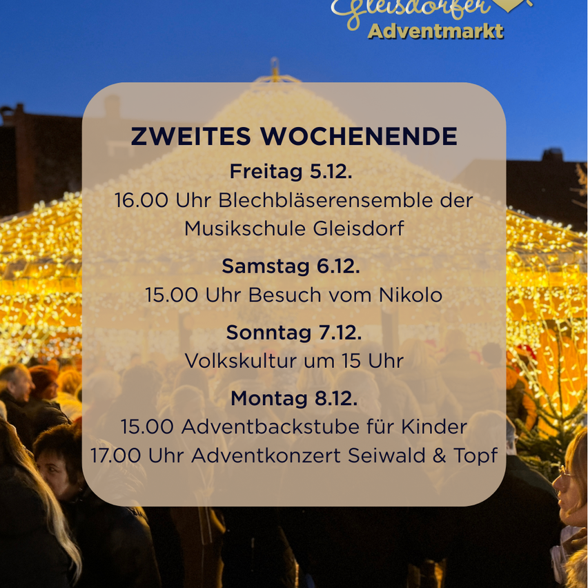 Ein Plakat bewirbt die Veranstaltungen des zweiten Wochenendes, einschließlich eines Blechbläserensembles, des Besuchs von Nikolaus und der Volkskultur. Im Hintergrund sind Menschen unter Weihnachtslichtern zu sehen.