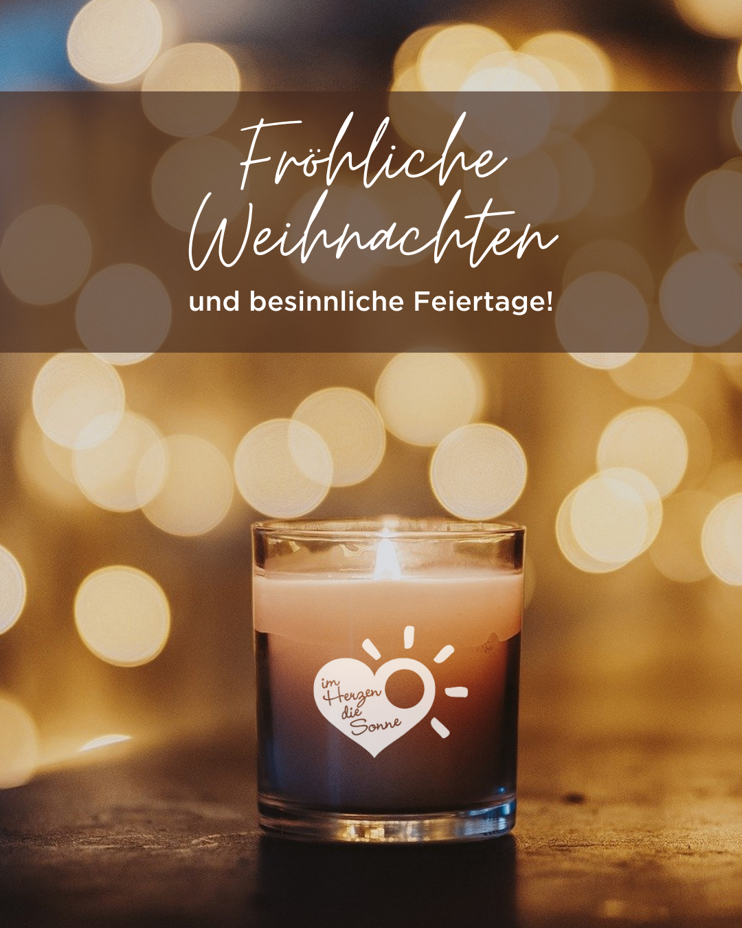 Eine Kerze mit den Worten 'Frohe Weihnachten' und 'und besinnliche Feiertage' vor einem verschwommenen Hintergrund von Lichtern.