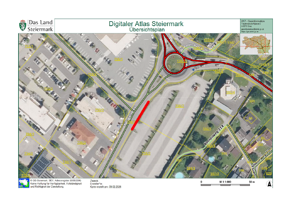 Eine Karte einer Straßenkreuzung zeigt einen Kreisverkehr mit verschiedenen nummerierten Grundstücken und Wegen. Die Karte ist mit 'Digitaler Atlas Steiermark Uebersichtsplan' beschriftet und enthält einen Maßstab.