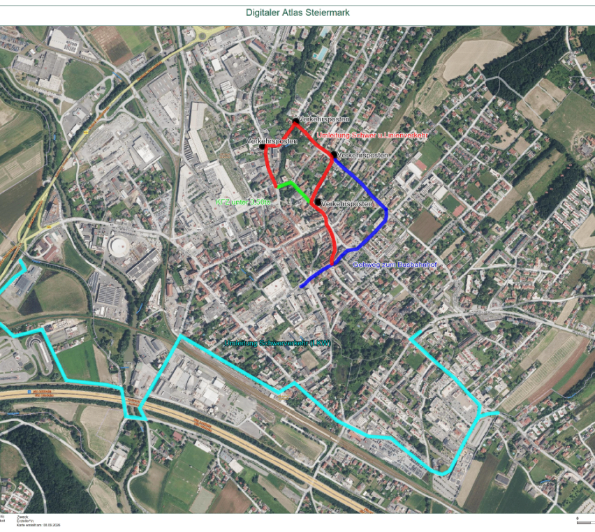 Eine Karte einer Stadt mit verschiedenen farbigen Linien, die verschiedene Routen anzeigen, einschließlich einer roten, einer blauen und einer grünen Linie. Die Karte enthält auch Bezeichnungen für verschiedene Orte und Verkehrsknotenpunkte.