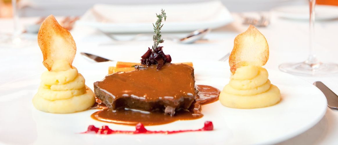 Bild enthält, Food, Food Presentation, Brunch, Glass, Meal, Cutlery, Spoon, Candle, Dish, Alcohol