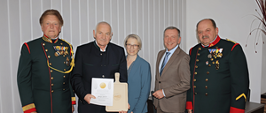 Bild enthält, Military, Military Officer, Officer, Person, Adult, Male, Man, Suit, Face, Coat