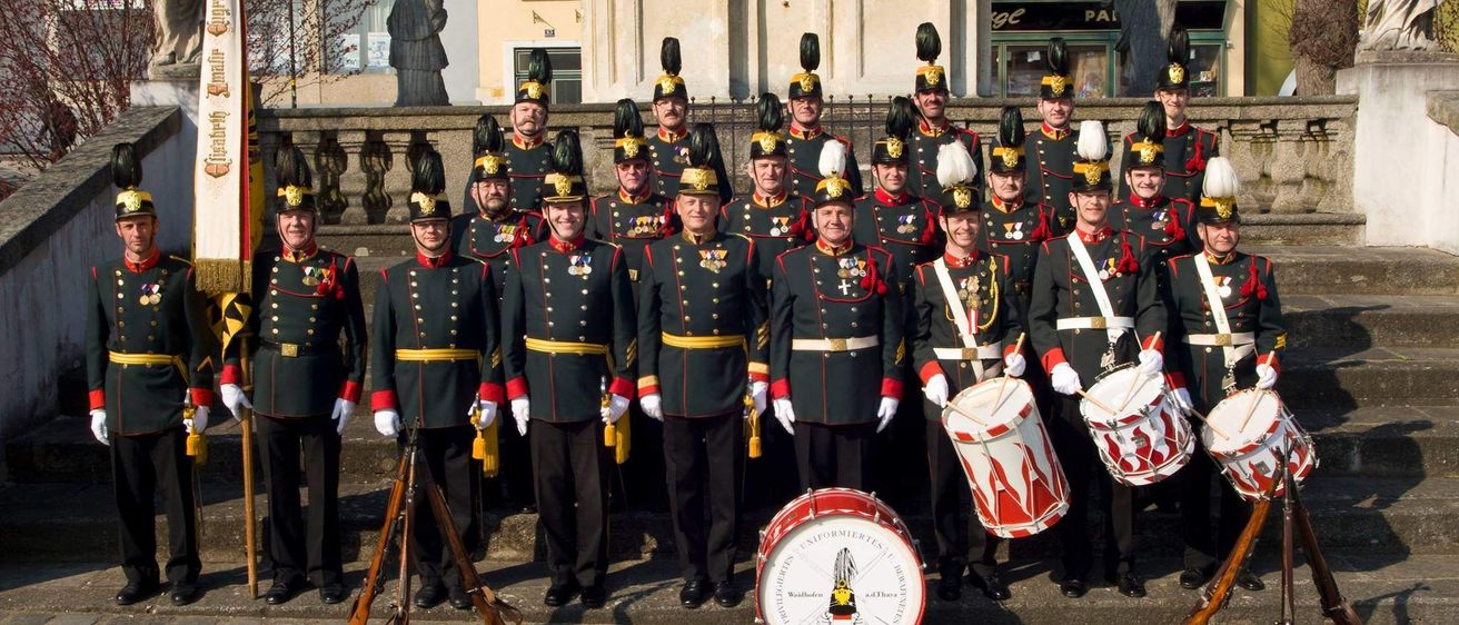 Bild enthält, People, Person, Group Performance, Music, Music Band, Musician, Performer, Glove, Gun, Marching