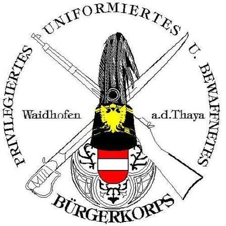 Wappen des Burgerkorps Waidhofen, mit traditionellem österreichischem Hut, Nationalflagge, gekreuzten Gewehre, sowie den Namen Waidhofen und Thaya.