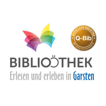 Das Logo der Bibliothek zeigt einen bunten Schmetterling und ein goldenes Siegel mit der Aufschrift 'Q-Bib' und 'MIT QUALITATSGARANTIE'. Der Schmetterling symbolisiert Lesen und Erleben in Garsten.