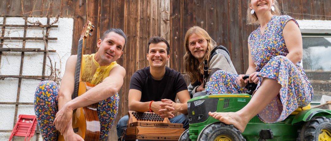 Bild enthält, Grass, Face, Person, Portrait, Adult, Male, Man, Female, Woman, Wheel