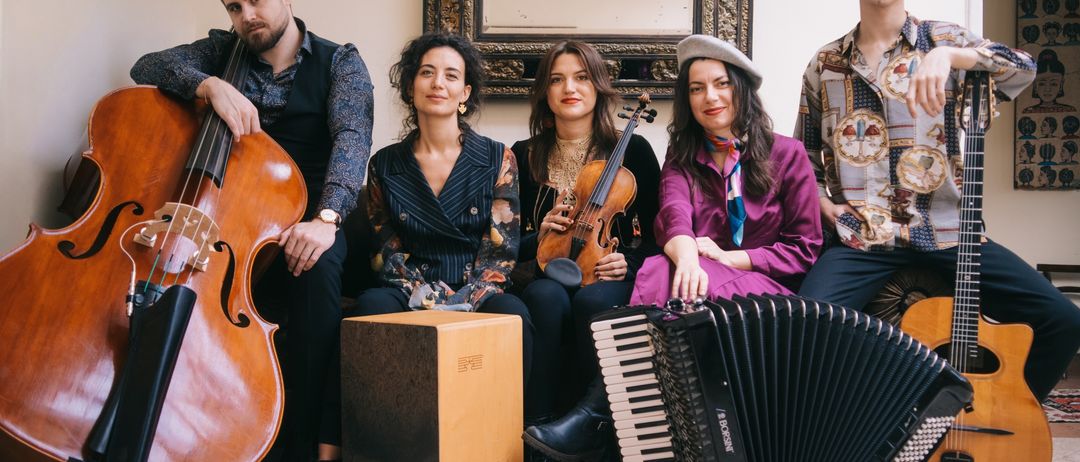 Bild enthält, Adult, Female, Person, Woman, Boy, Male, Teen, Man, Group Performance, Violin